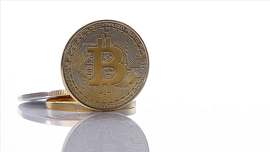 Soru 3: Hangi şirketler başvuruda bulundu? 2021 yılında vadeli Bitcoin ETF onayının ardından, SEC’e birçok varlık yönetim şirketi, spot ETF için başvurdu. En dikkati çeken yönetimi altındaki varlıkların değeri 10 trilyon dolara ulaşan BlackRock oldu. VanEck ve Fidelity gibi diğer şirketlerin başvuruları ile spot ETF başvurusu dokuza ulaştı. Grayscale, Trust olarak tanımlanan ve GBTC kısaltmasını kullanan fonun spot ETF’ye dönüştürülmesi, Hashdex ise vadeli Bitcoin ETF’sinin spot ETF’ye dönüştürülmesi için başvurdu. SEC'e toplamda 11 farklı spot Bitcoin ETF başvurusu yapıldı.