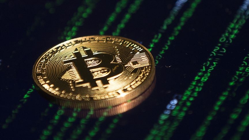 Soru 5: Daha önce hangi ETF’ler kabul edilmişti? ABD’de ilk Bitcoin ETF başvurusu 2013'te yapıldı. SEC, 2021 yılına kadar onlarca vadeli ve spot başvuruyu reddetmişti. 2021 yılında ilk olarak ProShares’in vadeli Bitcoin ETF başvurusu kabul edilmiş, BITO kısaltmasını kullanan ETF, Chicago Ticaret Borsası (CME) üzerinden işlemlere açılmıştı.  SEC tarafından 10 Ocak'ta kabul edilen 11 başvuruyla ABD'de spot Bitcoin ETF’leri de işlemlere açılmış oldu. ABD'de bu fonlarda ilk işlem gününde yaklaşık 4,6 milyar dolarlık işlem hacmi oluştu.  Dünya genelinde ise ilk olarak 2021 yılında Kanada’da spot Bitcoin ETF’leri işlem görmeye başlamıştı.