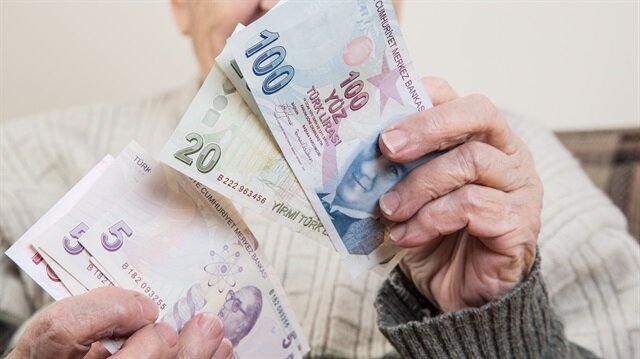 7 bin 500 TL olan emekli taban maaşı 10 bin liraya, zam oranı yüzde 37,57'den yüzde 42,6'ya yükseltildi. Zam oranlarına vatandaşlar ve siyasiler tepki gösterdi.