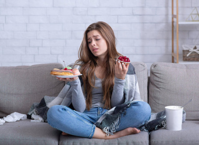 DAHA AZ DEPRESYON VE ANKSİYETE: Bir ay boyunca ilave şekeri bırakmak sadece vücudumuz üzerinde değil aynı zamanda zihnimizde de olumlu etkiler yaratıyor. Örneğin, bir araştırmaya göre, diyette daha fazla şeker alımı, daha yüksek depresyon riskiyle ilişkilidir. 2019'da yapılan ayrı bir çalışmada, şeker oranı yüksek bir diyetin nörobiyolojik beyin fonksiyonu değişikliklerine, duygusal durumların değişmesine ve kaygıya neden olabileceği de bulundu.