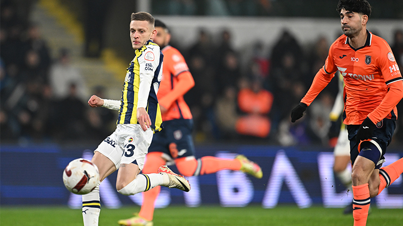 Erman Toroğlu - Fotomaç: Bir şut pozisyonunda Başakşehirli oyuncu hiç gereksiz yere dirseğini açarak topa müdahale etmeye kalktı. Hiç gereği yok! Sen orada kolunu kapat çarpsın, hakem veremez. Sen kolunu açıp hamle yaparsan çalar penaltıyı. Zaten futbolcunun vücut diline ve suratına bakın, dönüp hakeme bakıyor. Ve hakem VAR'ın müdahalesi olmadan penaltıyı veriyor. Bence doğru bir penaltı.