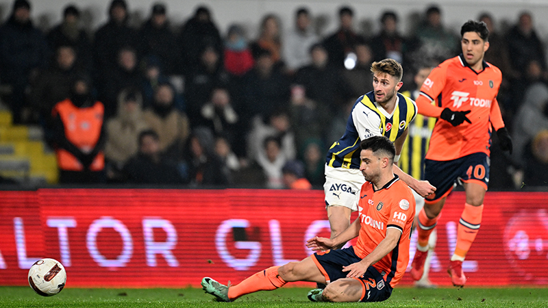 Uğur Meleke - Hürriyet: Konya ve İstanbul maçlarında ikinci devrenin başında 5’i bulan Fenerbahçe, son 3 müsabakadır (Gaziantep, Samsun ve Başakşehir önünde) son bölüme beraberliği bozma çabasıyla giriyor. Antep’i İrfan Can çözdü. Samsun karşısında öndeki 4 adamın birden oyundan çıkmasıyla 2 puan kaybettiler. Dünün kırılma noktasıysa bence uzaktan şutlardı.