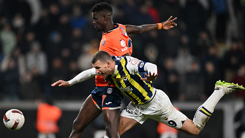 Ercan Güven - Milliyet: Volkan’ın kurtaramadığı tek şut Batshuayi’nin penaltısıydı. Ardından kör talih fazla mesai yapıp Dzeko’nun bir şutu direkten dönse de kabus bitti. Fenerbahçe şeytanın bacağını mı kırdı, maçı mı kazandı belli değil. Lakin son iki doksanın derin izleri bir süre daha titretecektir Fenerbahçe’yi.