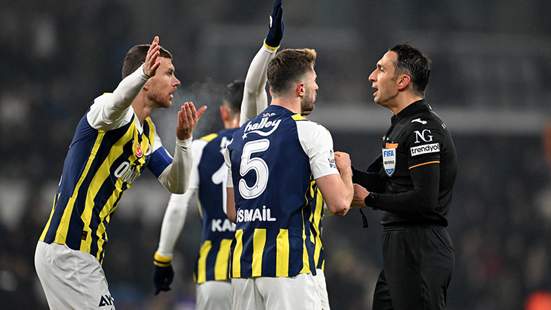 Ercan Taner - Sözcü: Şampiyonluk stresi kendini göstermeye başlamış Fenerbahçe'de. Son dakikalarda ne olursa olsun gol atalım paniği ile şutlar dağlara taşlara gitmeye başlamıştı. Berabere giden maç biterken penaltı kazanmak altın madeni bulmak gibidir.