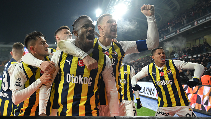 Ahmet Çakar - Sabah: Aynı penaltıyı Başakşehir yakalasa, son dakikada hakem verir miydi? Yüzde 100 eminim vermez ya da veremezdi. Ama baktığımızda Fenerbahçe yine sanki penaltı jokerini kullanıp yoluna devam ediyor gibi görünüyor.