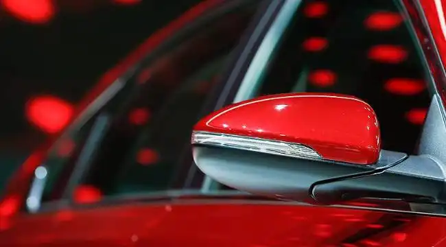 Sahip olduğumuz istatistiki ve saha verileri doğrultusunda sıfır otomobilde Ocak-Temmuz 2023 döneminde fiyatların ortalama %80, ikinci el otomobilde ise arz talep dengesizliği ve kayıt dışı ticaret sebebiyle %100’ü bulan fiyat artışları yaşandığı, Ticaret Bakanlığı’nın sektöre dair attığı adımlar ve arz talep zincirinin tekrar kurulmasıyla, Temmuz ayı sonrası fiyatların düşmeye başladığını görüyoruz.