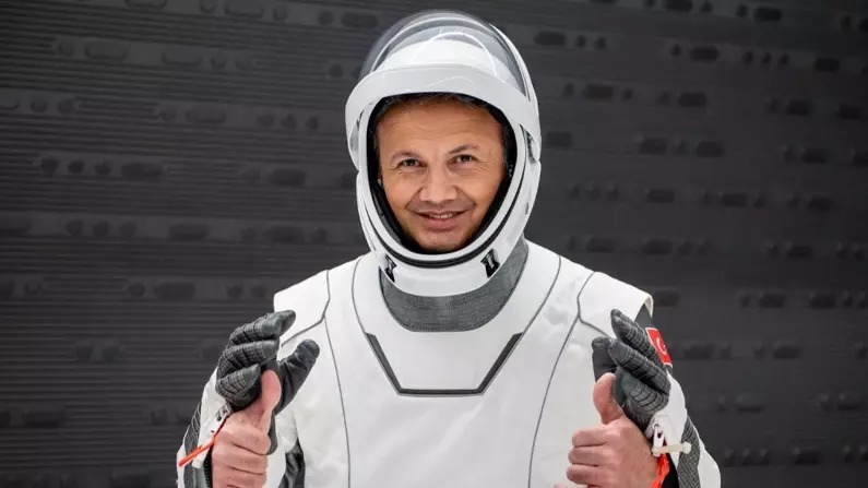 Türkiye'nin ilk astronotu Gezeravcı Tekirdağ'da öğrencilerle buluştu