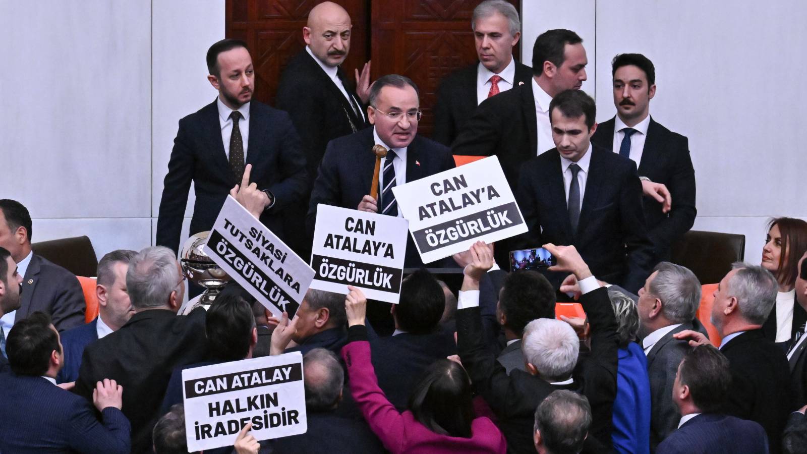 TİP Hatay Milletvekili Can Atalay hakkındaki, Gezi davasında 18 yıl hapse mahk&ucirc;m edildiğine ilişkin kararın TBMM Genel Kurulu&rsquo;nda bug&uuml;n okundu. Anayasa Mahkemesi&rsquo;nin iki kez bu konuda hak ihlali kararı vermiş olmasına rağmen Genel Kurul'da Can Atalay kararı okunarak milletvekilliği d&uuml;ş&uuml;r&uuml;ld&uuml;. Genel 
