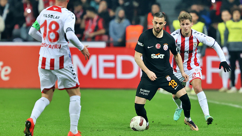 Uğur Meleke - Hürriyet: Dün Samsun’da 10’uncu dakikada 2-0’ı bulunca uzun zaman sonra ilk kez vitesi 5’ten 2’yer düşürme fırsatı buldu sarı kırmızılılar. Maçın son 80 dakikasını büyük ölçüde rölantide oynadılar. Samsun’a fırsatlar verdiler ama iki gollü güvenli mesafeyi korudular. Galatasaray’ın dünkü galibiyetinde Van Drongelen’le sürekli didişmek zorunda kalmasına rağmen Barış Alper çıktı yine ön plana. Ayrıca Galatasaray’da kaybedilen topların geri kazanılmasında Davinson Sanchez ve Torreira’nın katkıları üst seviyedeydi.