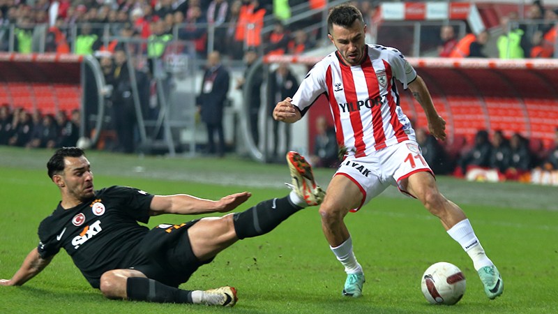 Erman Özgür - Fanatik: Okan Buruk bana göre şampiyonluğa oynayan bir hocanın yapması gerektiği gibi skoru korumak değil Zaha ve Halil Dervişoğlu hamleleri yaparak skor aramaya devam etti. Belki skoru arttıramadı ama Muslera, Nelsson ve Torreira’nın performansları ile öne çıktıkları Samsunspor deplasmanını rahat geçmeyi başardı.