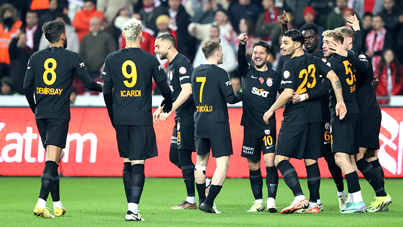 Engin Kehale - Hürriyet: Okan Buruk, sezon içerisinde 3-5 maçın stratejisini Barış Alper’in rakip sol bekin arkasına yapacağı koşular üzerinden kurguluyor. Örneğin sezon başındaki Ljubljana maçı. Samsunspor karşısında da böyle bir strateji ile sahadaydı. Üst üste ikinci kez, zor geçecek diye öngörülen bir deplasmanı rahat oynamayı bildi Galatasaray. İcardi’nin ilk yarıda rakip ceza sahasında tek topla buluşmasında arkaya aşırdığı topu tamamlayan Nelsson, takımını öne geçirdi. Yukarıda bahsettiğim planın meyvesiyle Barış Alper, 11 dakika içinde 2 farklı üstünlüğe taşıdı Galatasaray’ı.
