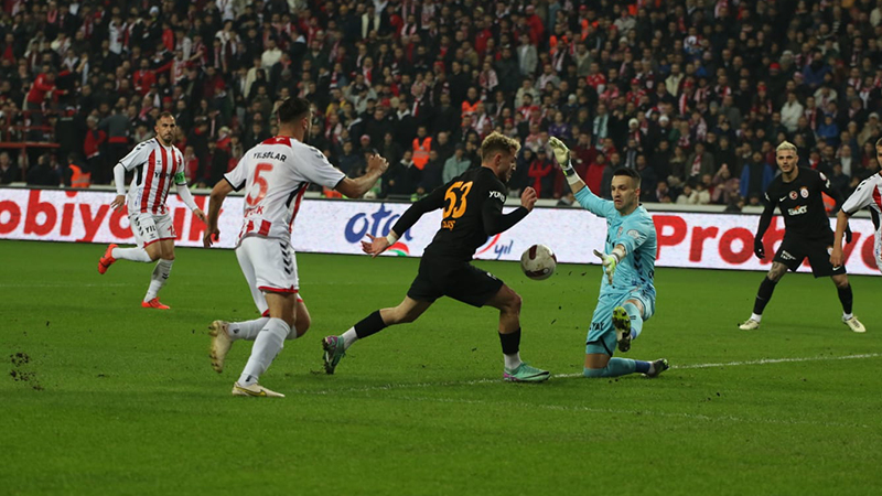 Ercan Taner - Sözcü: Evinde oynayan takımların en hoşlanmadığı durumdur 11 dakikada 2 gol yemek. Şaşırırsınız. Kendinize gelene kadar devre sonu gelir. Böyle başladı maç Samsunspor için. Galatasaray için ise plan kusursuz işlemişti. Nelsson ve Barış Alper’in golleri zor geçeceği düşünülen Samsun deplasmanında işleri kolaylaştırmıştı.