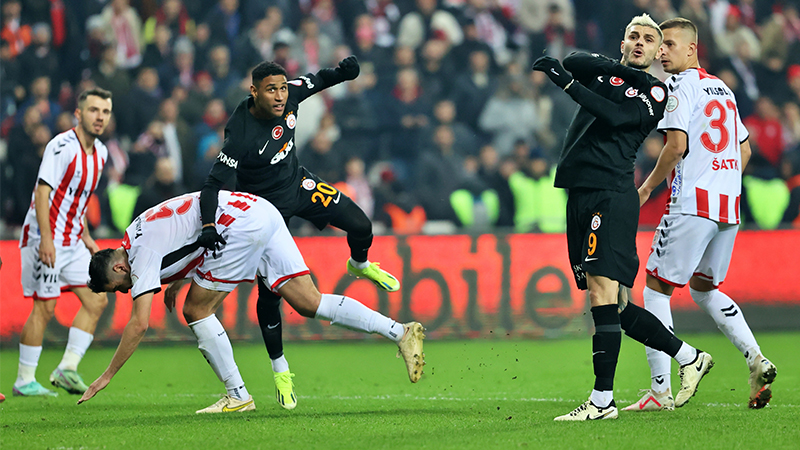 Arif Kızılyalın - Cumhuriyet: Belki çok klasikleşmiş bir laf ama, final gibi maç tanımı Samsunspor-Galatasaray randevusu için biçilmiş kaftan. Daha doğrusu ligin boyu kısaldıkça her maç final. Çünkü, şampiyonluktaki ‘tek’ rakip Fenerbahçe ile müthiş bir rekabet var. Eğer, Gordion’un düğümü gibi duran lig denklemini mayıs ayındaki Galatasaray-Fenerbahçe derbisinde çözmek istiyorsa Sarı-Kırmızılılar her maçı kazanmalılar.