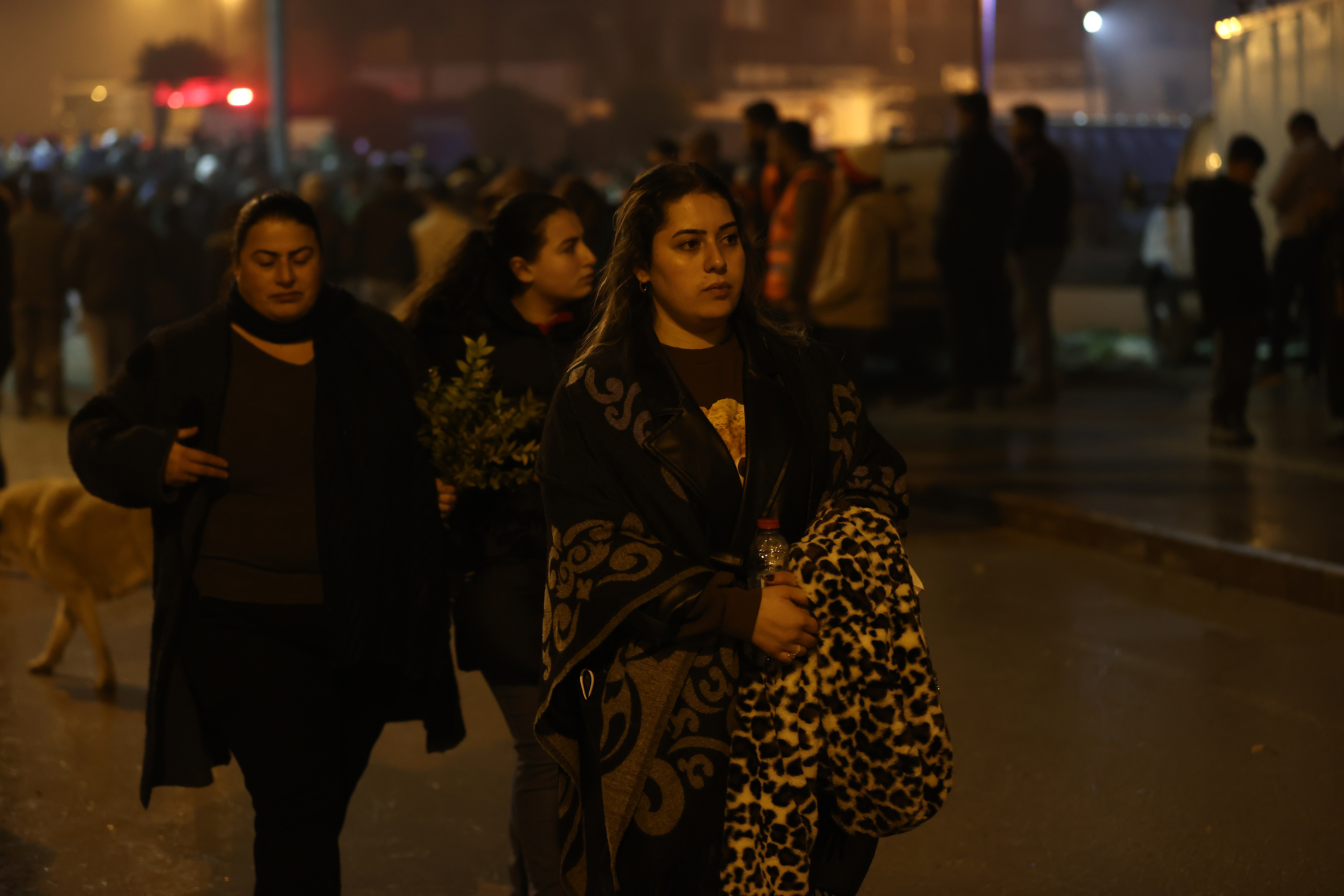 Türkiye'de saatler 04.17'de durdu | Binlerce insan, 6 Şubat depremlerinde kaybettikleri yakınlarını anıyor