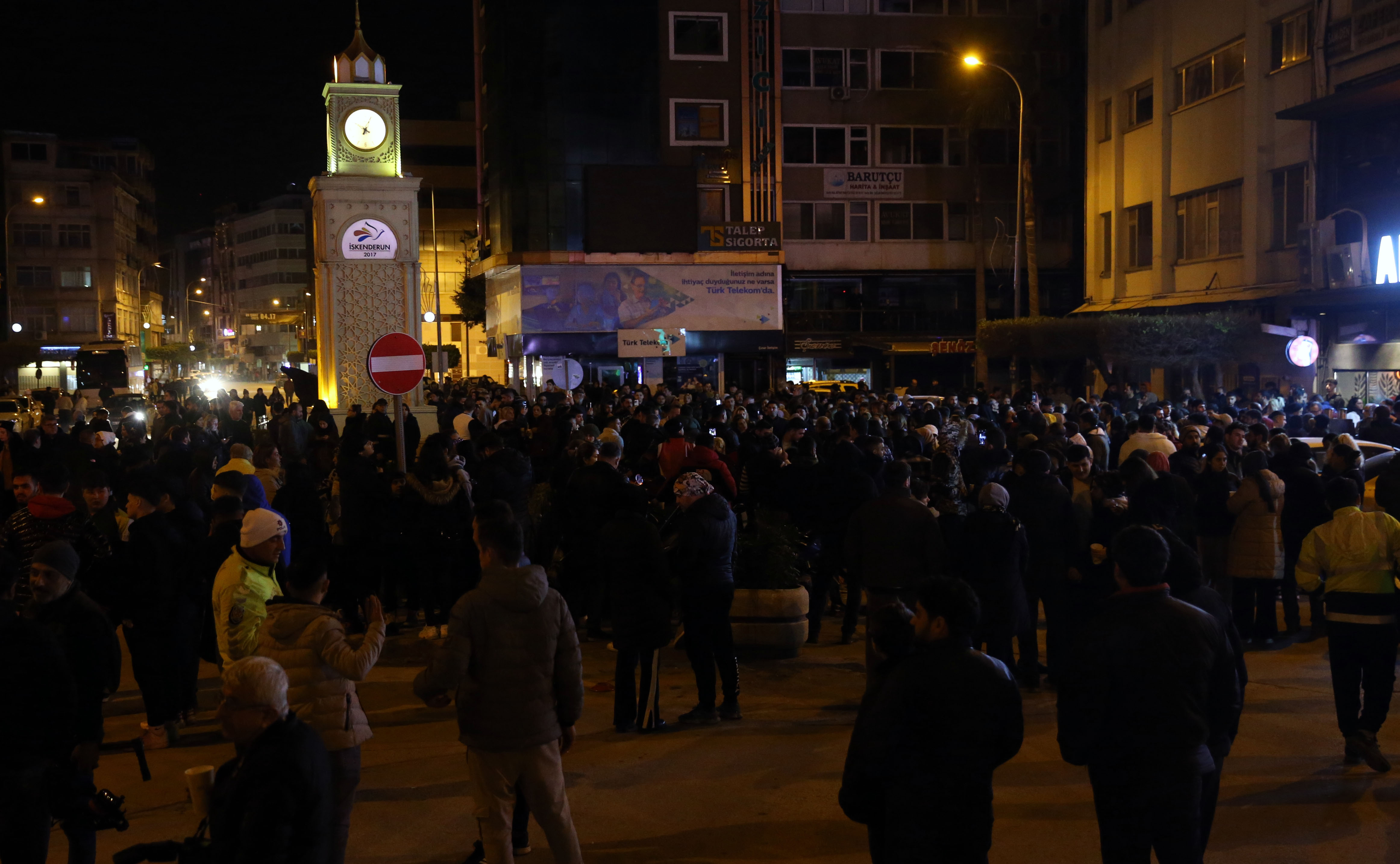Türkiye'de saatler 04.17'de durdu | Binlerce insan, 6 Şubat depremlerinde kaybettikleri yakınlarını anıyor