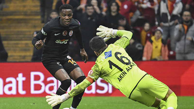 Koray Durkal - Hürriyet: İkinci yarıda skoru 3-2’ye getiren Bandırmaspor’un bir golü tartışmalı bir şekilde iptal edildi. Galatasaray’ın yeni transferi Carlos Vinicius son dakikada sahneye çıkarak takımını rahatlattı. Galatasaray kupada bir üst tura çıksa da Okan Buruk bu maçtan sonra üç kulvarda yeterli bir kadroya sahip olup olmadığını bir kez daha sorgulayacaktır.