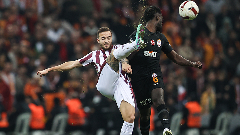Levent Tüzemen - Sabah: Gözüm Vinicius üzerindeydi… Brezilyalı golcü, ilk maçında sürekli pozisyonları takip etti, mücadeleden kaçmadı, Halil Dervişoğlu bazı pozisyonlarda pas verseydi Brezilyalı golcü bunları değerlendirirdi. Attığı gol de pozisyon takipçiliğinin eseriydi. Okan Hoca, ideal kadroyu sahaya sürdüğünde özellikle Vinicius, Icardi ile birlikte oynadığında daha verimli olacaktır. Özellikle duran toplarda uzun boyunun avantajını kullanacağı gibi Sanchez ve Icardi gibi oyunculara da kafa vuruşlarında alan yaratacaktır.