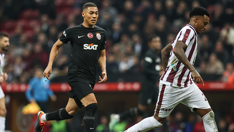 Bülent Timurlenk - Sabah: Yeni transfer Vinicius, güçlü fiziğiyle çözülmeyen maçların sonlarında ceza sahası kalabalığına atılabilir. Fazlası değil ama... Sol beki transfer edip bu maçta takıma ısındırmak gerekliydi, yapamadılar. En azından kumaşları sağlam Akman kardeşleri konfor alanlarından çıkartıp kiralık göndersinler…