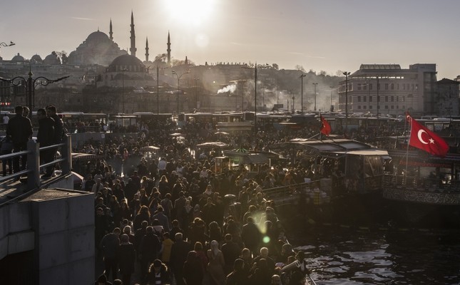 AA muhabirinin, Türkiye İstatistik Kurumu (TÜİK) ve Birleşmiş Milletler Nüfus Fonunun (UNFPA) 2023 yılı verilerinden yaptığı derlemeye göre, İstanbul'un nüfusu, 2023'te bir önceki yıla göre 252 bin 72 kişi azalarak 15 milyon 655 bin 924 kişiye geriledi.