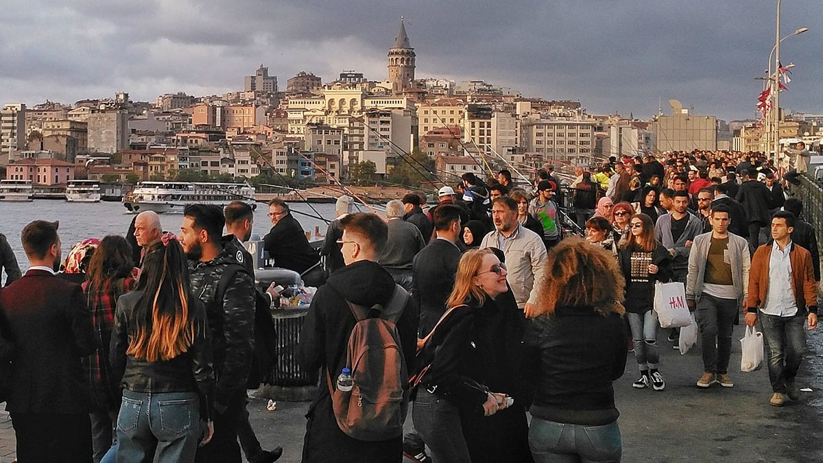 Avrupa’nın da en kalabalık şehri olan İstanbul, geçen yıl nüfusta yaşanan gerilemeye rağmen 131 ülkeden daha fazla kişiye ev sahipliği yaptı.