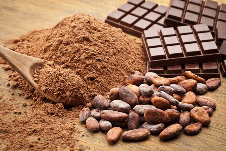 Kakao kıtlığının sebebi ise üretimin neredeyse tamamının yapıldığı Batı Afrika bölgesinde yayılan bir hastalık. Tedavisi bulunmayan virüs kaynaklı hastalıktan kurtulmanın tek yolu, ağaçları kesip yerlerine yenisini dikmek.