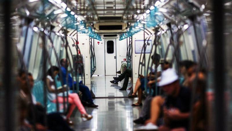 Yarısından fazlası 10 büyükşehirde  Öte yandan yaşamını yalnız sürdürenlerin 933 bin 764'ü İstanbul'da, 375 bin 260'ı Ankara'da, 355 bin 132'si İzmir'de, 195 bin 430'u Antalya'da, 178 bin 860'ı Bursa'da ikamet ediyor.  Bursa'yı ise 117 bin 401 ile Balıkesir, 117 bin 251 ile Bursa, 116 bin 12 ile Mersin, 114 bin 808 ile Konya, 103 bin 706 ile Kocaeli takip etti.  Böylece 10 büyükşehirdeki tek kişilik hane halkı sayısı 2 milyon 607 bin 624 olurken bu sayı toplam sayının yarısından fazlası olarak hesaplandı.  En az yalnız yaşayanların olduğu iller ise 5 bin 439 ile Bayburt, 6 bin 868 ile Ardahan, 8 bin 20 ile Hakkari ve oldu.  TÜİK verilerine göre, tek kişilik hane halkı sayısı ve değişimi (2014-2023) şöyle: