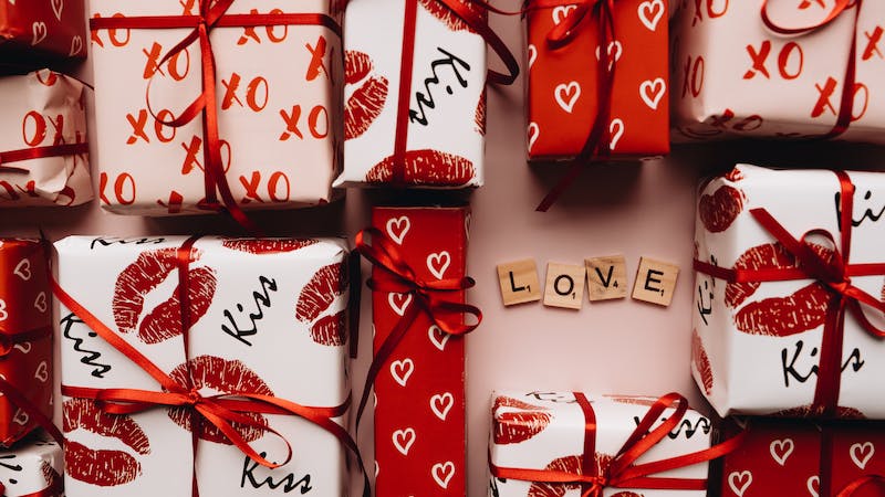 2. St. Valentine’ın kim olduğu bilinmiyor: Katolik dünyasındaki bazı anlatılara göre Sevgililer Günü (St. Valentine’s Day) milattan sonra 270 yılında, dönemin Roma imparatoru tarafından öldürülen Valentine isimli bir rahip ve doktorun onuruna kutlanıyor. Ancak başka tarihi referanslar, tarihteki farklı Valentine isimli kişilere göndermede bulunuyor. Kısacası St. Valentine’ın kim olduğu hakkında kesin bir bilgi bulunmuyor.