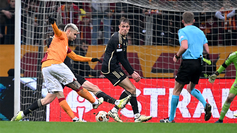 Uğur Meleke - Hürriyet: Dün Galatasaray için çok fazla gelgitli, iniş çıkışlı, duygu yüklü bir müsabaka idi gerçekten. Ancak Galatasaray için belki de sezonun en kritik maçının kazanılmasında başrolde yine Mauro Icardi vardı. Bir süredir bir tık düşük viteste giden Icardi’yi uzun zaman sonra ilk kez bu kadar canlı ve etkili gördük. Derine gelerek oyun kurucu gibi oynadı dün Arjantinli. Üçüncüyü attı, ilk iki golde de onun zekâsı vardı zaten işin içinde. Mauro Icardi, dün bir kez daha kanıtladı büyük maçların büyük oyuncusu olduğunu.