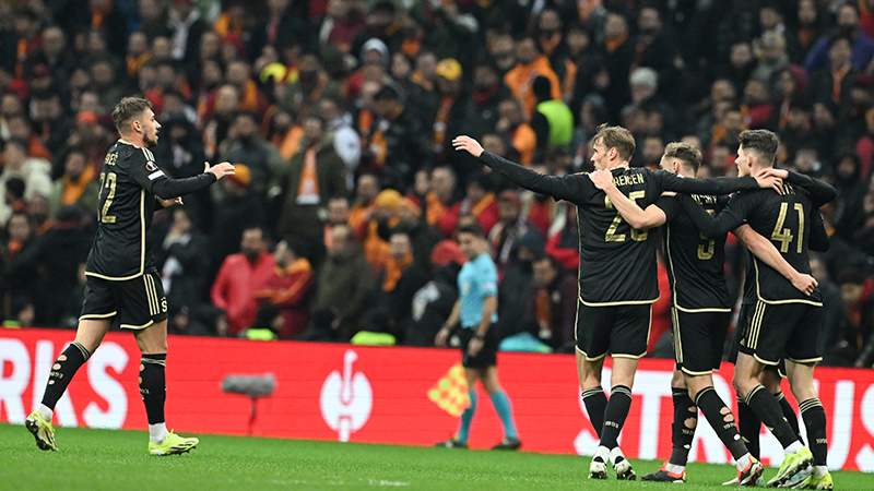Halil Özer - Milliyet: Bu maçta Muslera’yı unutan nankördür. Bir kaleci bir takımı ne kadar sırtında taşıyabilir? Dünyada Muslera’nın örneği yok. Adam dağ gibi. Dün Galatasaray zor da olsa galip geldiyse kesinlikle Muslera en ön plandaydı.