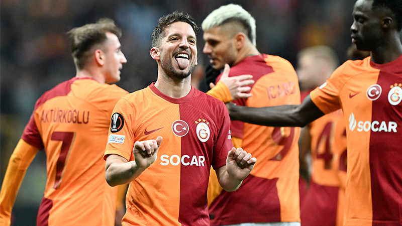 Bülent Timurlenk - Sabah: Sanchez'in kesiciliği, Torreira'nın ve Demirbay'ın mücadelesi olmasa başka bir film izlerdik. Korner sonrası golü ve goldeki ortasıyla Preciado rakibin tabelasını yaparken Nelsson kırmızı ile dışarda kaldığında rakip onun değil Barış'ın üzerinden vurdu kafayı. 10 kişi kaldığında üçlü defansa dönmek bir opsiyondu. Katil, cinayet mekanına döndü. İki asistin ardından galibiyeti getiren gol. Şimdi Paris'te pardon Prag'da son Tango... Marlon Brando pardon Mauro İcardi…
