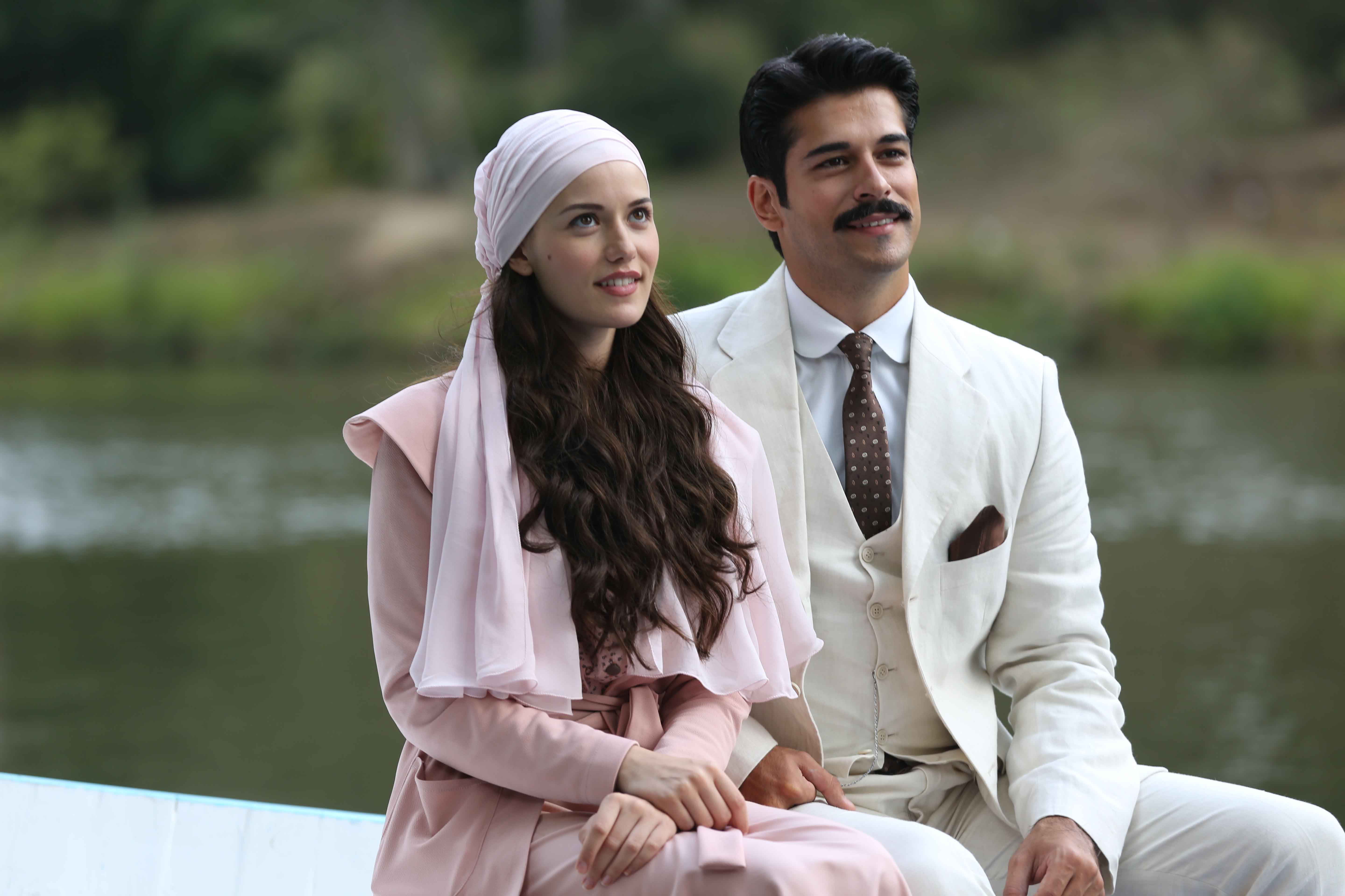 "Çalıkuşu" dizinde tanışan ve zamanla arkadaşlıkları aşka dönüşen Fahriye Evcen ile Burak Özçivit, 2017'de nikah masasına oturmuştu.