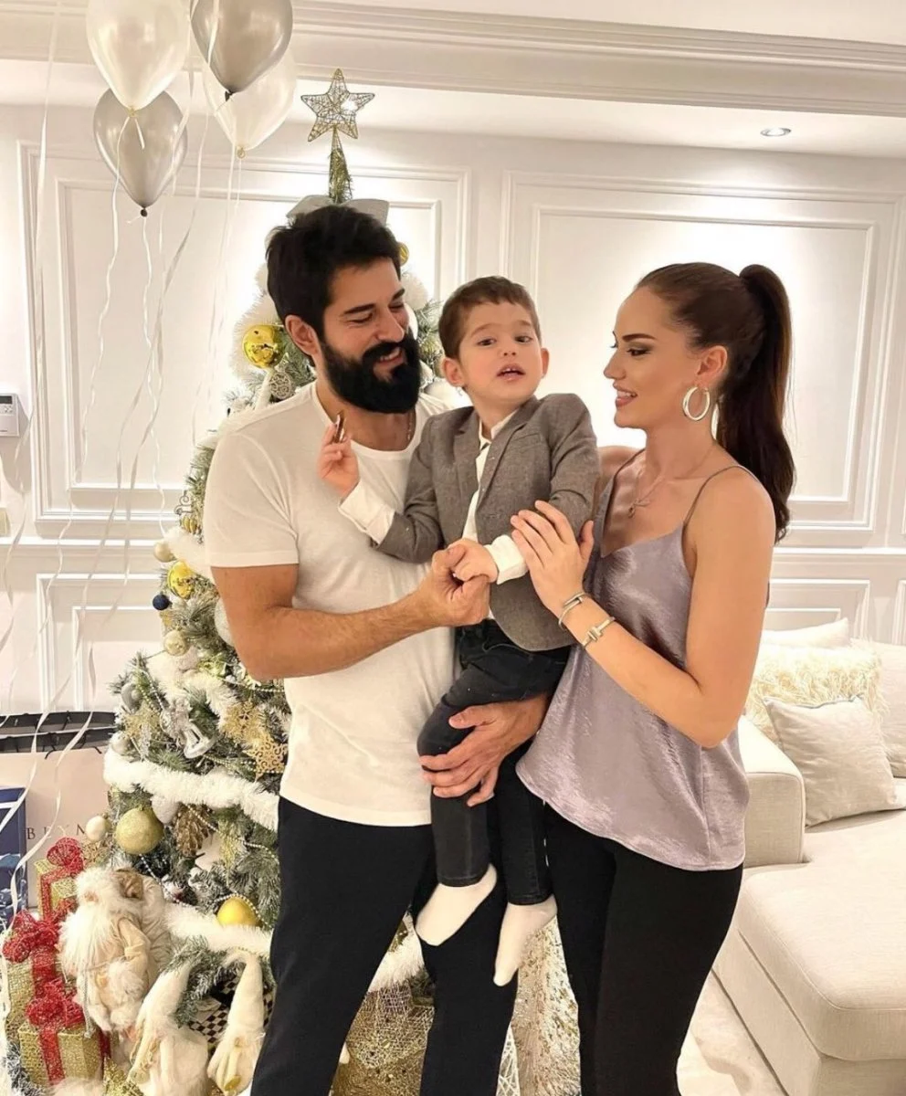 2019'da oğulları Karan'ı kucaklarına alan Fahriye Evcen ile Burak Özçivit, 18 Ocak 2023'te Kerem'in doğumuyla ikinci kez anne ve baba olma mutluluğunu yaşamıştı.