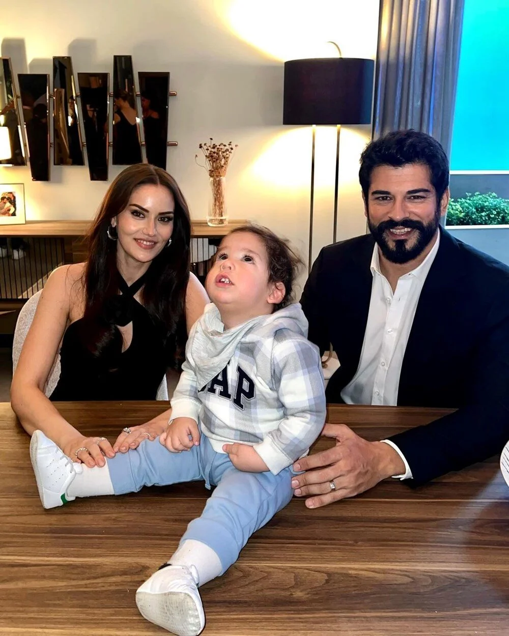 "SET HATIRASI": Ünlü çift, birlikte kamera karşısına geçtikleri reklam filminin çekimlerine Kerem'i de götürdü. Evcen, kuliste çektiği fotoğrafı, "Set hatırası" diye paylaştı.