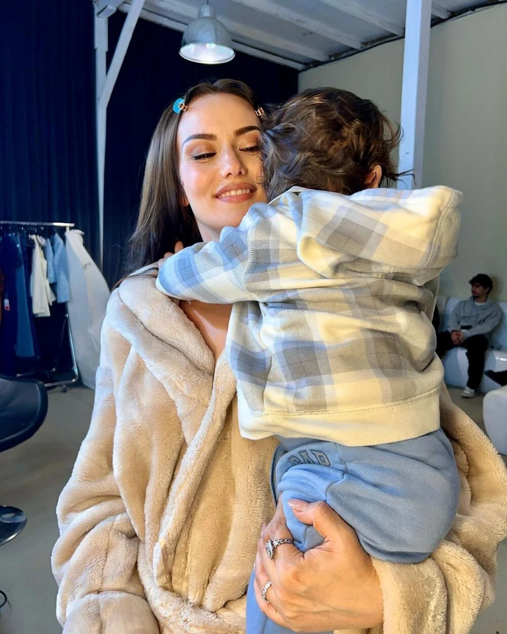 "BAL KÜPÜ": Oyuncu Burak Özçivit ise eşi Fahriye Evcen ile oğlu Kerem'e kayıtsız kalamadı. Özçivit, "Bal küpü" şeklinde yorum yaptı.