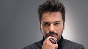 Emre Altuğ, Serhat Tekin’in YouTube programına konuk oldu. Şarkıcı, “Yalnız mısınız? Bir ilişkiniz yok mu?” sorusuna şöyle yanıt verdi: “Evet, yalnızım. Bu durumu seviyorum da. Yalnız olmayı, evde yalnız vakit geçirmeyi, yalnız yemek yemeyi seviyorum. Benim bu konuda şikâyetim yok. Ama zaman zaman âşık olmayı özlediğimi söyleyebilirim. 