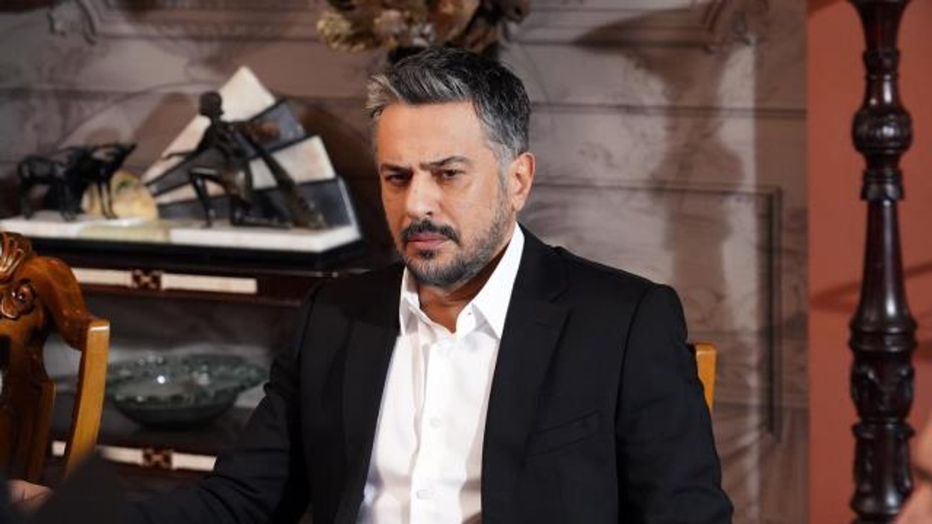 Güzel bir duygudur o. Aşkın seni yükselttiği, ayaklarını yerden kestiği, gerçeklikten uzaklaştırdığı o ilk dönemi özlüyorum.” Altuğ, “Aşkın hakkını verebildiniz mi?” sorusu üzerine de “Âşık oldum mu veririm tabii ki. İyi bir âşığımdır” dedi.