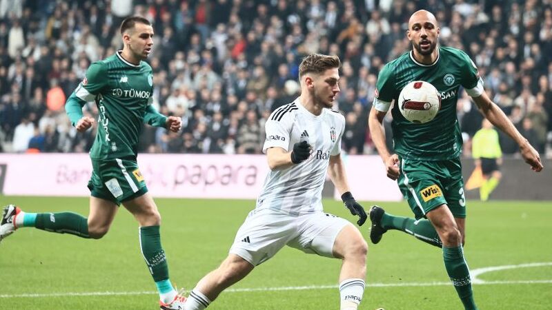 Uğur Meleke - HÜRRİYET: Cenk Koray’la Tele Kutu, Barış Manço ile 7’den 77’ye, İngiltere Süt Kupası ve Fernando Santos’un maçların ilk yarılarında Beşiktaş’a oynattığı futbol… 90’lardaki çocukluğumu hatırlatan şeyler bunlar bana! Dün Beşiktaş’ta hem yeni transferler, hem Afrika Kupası’ndan dönenler, hem iyileşenler derken çok daha renkli bir kadro vardı sahada. Ancak futbol özellikle ilk devrede yine son derece griydi, dakikalar 25’i gösterdiğinde Konyaspor %70’le topa sahip oluyor, Beşiktaş öne baskıya gelmeye bile gerek görmüyordu.