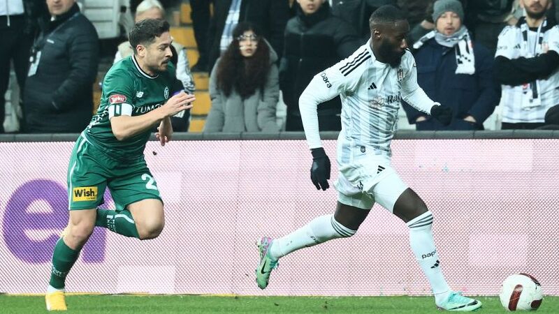 Erman Toroğlu - FOTOMAÇ: Aboubakar oyuna girerken ıslıklandı. Ben Beşiktaş taraftarının yerinde olsam bu konuda fazla ısrar etmem. İkinci kez alınması yanlıştı ama madem alındı, malı murdar etmeyeceksin. Parlatıp satacaksın. Biraz tepki tamam ama devamı yanlış olur. Semih Beşiktaş ve Türk futbolu için büyük kazanç. Hem kuvvetli hem de teknik yönleri kötü değil. Bu fiziğe göre de hareketli. Vücut dilenden de efendi bir yapıya sahip olduğu görünüyor. Umarım bozulmaz, ya da bozmayız! Hakemlik bir maç olmadı. Artık hakemliğin son zamanlarında olan bir ismin oyunun içinde olmaması, futbolculara ve topa müdahale etmemesi lazım.