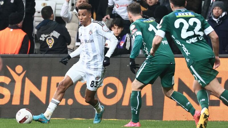 Cem Dizdar - FANATİK: Biliyorduk Beşiktaş ilk devreleri oynamıyor ya da doğrusu oynayamıyordu ama bu kadar “oynayamama” aşırıya kaçtı! Sahi 22 milyon euro üzerinde bonservis ödeyip iki özel oyuncu alan takım bu muydu ve bu takım antrenman yapıyor muydu? Bunu kanıtlayacak en küçük bir emareye rast gelen olmamıştır sanırım. Deniyordu ki, “Beşiktaş kontratak oynamaz”! Deniyordu ki, “Sahamızda hiçbir takım bizden fazla koşamaz”! Dendi de dendi… Neticede oyunsuz geçen ilk devre “iç sıkıntısı” daha da ötesi “büyük bir sızı” olarak geçip gitti.