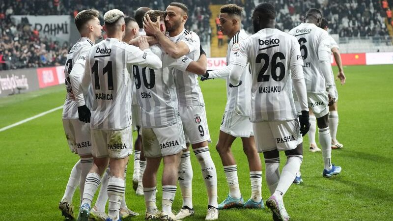 Turgay Demir - FOTOMAÇ: Çok şükür! Rashica'nın sağdan yaptığı ortada genç Semih uçarak kafayı vurdu ve maçın kilidini açtı. Yere sağlam basan, golü iyi koklayan bu genç adam Beşiktaş tarihine geçmeye kararlı. Bu sezon atılan gollerin yüzde sekseninde payı var ki, neredeyse maçların yarısında oynamadı. Helal olsun. Çok daha iyi olacak inşallah. El Musrati orta sahada özgürlük abidesi gibi heybetli duruyor. İkili mücadelelerde sağlam, ayağı gerçekten çok iyi, isabetsiz pası yok denecek kadar azdı. Arkadaşlarının yardımına ilk giden o, oyunu rahatlatıyor, ters toplar atıyor. Atiba'dan sonra böyle bir cengavere çok ihtiyaç vardı. Hoş geldin El Musrati.