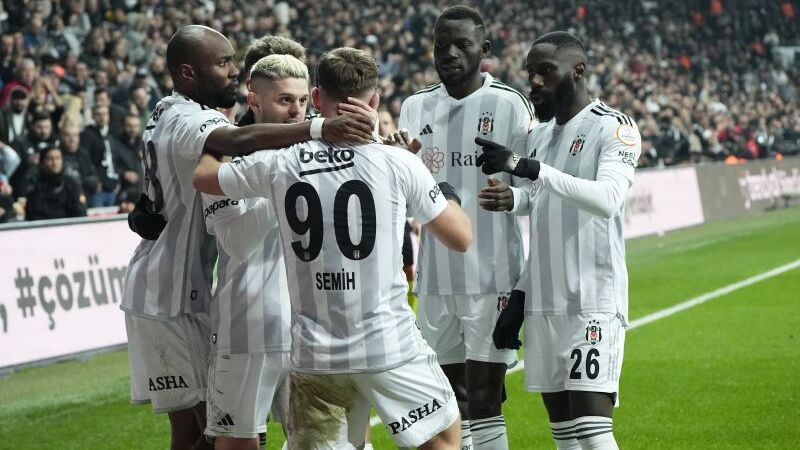 Orhan Yıldırım - FANATİK: Santos ile savunma ağırlıklı futbola yönelen Beşiktaş, Konyaspor önünde beklentilere cevap veremedi. Taraftarlar oynanan futboldan memnun kalmasa da alınan galibiyetle sevindiler. Lige tutunmaya çalışan Konyaspor karşısında ilk devre tel tel dökülen Kartal, ikinci yarı hareketlenip üç puanı kaptı.