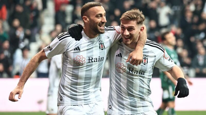 Güntekin Onay - HÜRRİYET: Beşiktaş, ilk 45 dakikada topu Konyaspor’a bırakarak oynadı. Fernando Santos lig ve kupada tüm çıktığı maçlarda karşılaşmaların ilk yarılarında topun arkasında bekleyerek oynuyor. Bu anlayış izleyenleri mutlu eder mi? Özellikle de iç sahada? Sanmıyorum. Lakin, emniyetli ve skor odaklı bu oyunla gol pozisyonu üretmekte zorlanırken, son 3 maçtır da kalesinde gol görmüyor. Konyaspor, ligde sondan 2’nci sırada, geçen hafta Beşiktaş’ın rakibi olan Kayserispor da düşme hattındaydı. Beşiktaş’ın bu rakipler karşısında kalesini gole kapaması çok doğal. Daha güçlü rakiplere, topu daha iyi kullanan takımlara karşı bu anlayış ile kalesini gole kapatabilecek mi? Bunu zaman gösterecek.