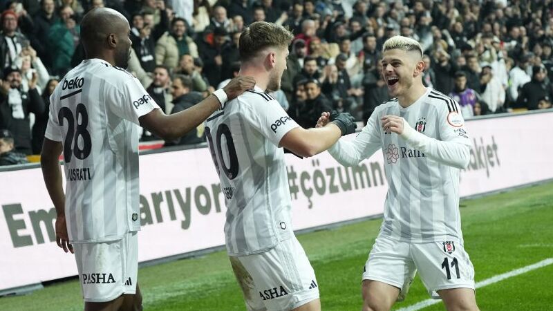 Sinan Vardar - FOTOMAÇ: Zemin fıstık gibi, hava tam bir maç havası, seyircimiz güzel ama bir sorun var. İlk yarı boyunca topla oynama yüzdemiz çok düşük. Top hep Konyasporlu oyuncuların ayağında kaldı. Basit ve tek top oynayarak ilk yarı boyunca oyunun hakimiyetini ellerinde tuttular. Net bir gol pozisyonu olmadı. Beşiktaş birkaç cılız atak dışında tehlikeli bir pozisyon görmedik. İkinci yarıya sanki bambaşka bir Beşiktaş çıktı sahaya. Tamamen hüviyet değiştirdi. Daha ikinci yarının başında başlayan baskı da hemen meyvesini verdi. Sağ taraftan paslaşarak kullanılan kornerde Rashica'nın arka direğe yaptığı ortasına Beşiktaş'ın yıldız golcüsü Semih kafasının ucuyla dokundu ve golü buldu. Bu dakikadan sonra da rakibi baskı altında tutmaya devam etti Beşiktaş.