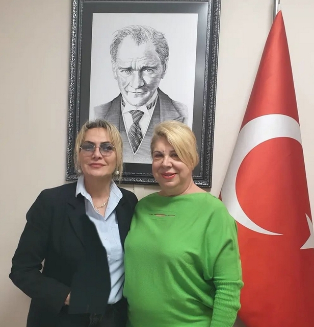 Şarkıcı Hilal Özdemir, Kadıköy'ün Suadiye Mahallesi'nden muhtar adayı olduğunu duyurdu. Özdemir, seçildiği takdirde 17 bin 2 lira maaş alacak