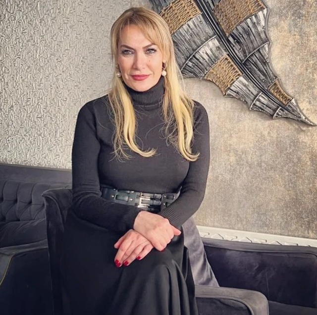 Şarkıcı Hilal Özdemir, 31 Mart 2024'te gerçekleştirilecek olan yerel seçimlerde Kadıköy'ün Suadiye Mahallesi'nden muhtar adayı olduğunu açıkladı.