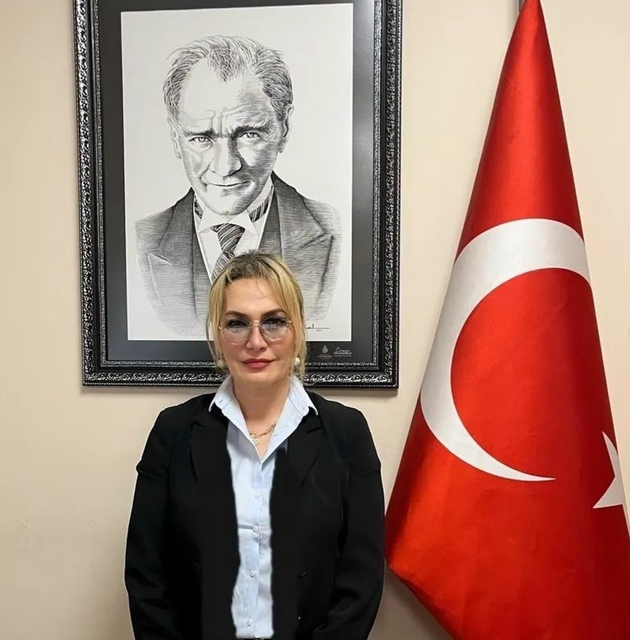 Hilal Özdemir, adaylığını sosyal medya hesabından duyurdu: Saygıdeğer Suadiye mahallesi sakinleri. Sizler, beni 30 yıldır sanatçı kimliğimle; Hilal Özdemir olarak tanıdınız. Uzun yıllar TRT ve özel televizyon kanallarından evlerinize misafir ettiniz. Şimdi ise güzel mahallemize vizyon sahibi tam bir Cumhuriyet kadını olarak muhtar adayıyım. Profesyonel iş hayatım sırasında sosyal sorumluluk projelerinin hep içinde oldum, bu projeler nezdinde ve sanat hayatımda bir çok ödüller aldım.