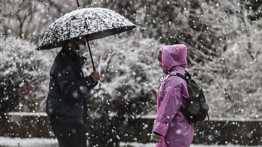 Düzce ve Bolu'nun yüksek kesimlerinde kar yağışı etkili oldu