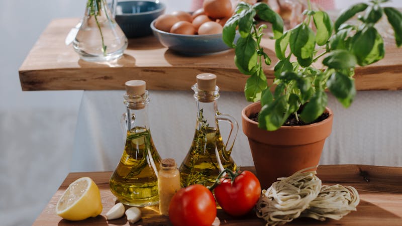 “Zeytinyağı dedektifleri” olarak bilinen laboratuvardaki gıda mühendisleri ise her gün onlarca analiz gerçekleştiriyor. Üretici ve tüccarların vatandaşlara sundukları hakiki zeytinyağları ise laboratuvarda analiz edilerek tescilleniyor. Bu çerçevede çalışmalarına hız kesmeyen Aydın Ticaret Borsası Özel Gıda Kontrol Laboratuvarı, 2023 yılı içerisinde 4 bin 180 zeytinyağı analizi gerçekleştirdi.