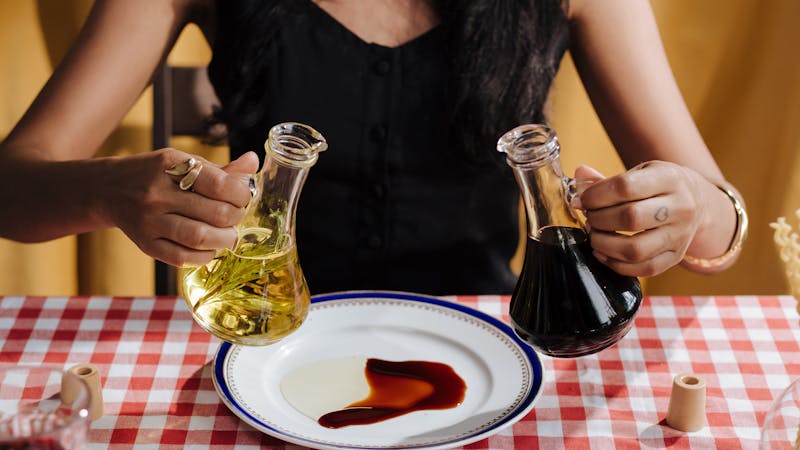 Perakendede 300 TL ve üzerinde satılan bu yağlar kesinlikle, stok fazlası adı altında veya geçmiş yıl mahsulü adı altında 80-100 liralara pazarlanamaz. Bu yağlar karışıktır. Bunlar tağşişli yağlardır. Bu yüzden tüketicilerimize çok büyük görevler düşüyor. Ucuza yağ aldıklarını zannederek hileli taklit yağ alıyorlar. Böyle fiziksel olarak bunları ayırt etmek mümkün değil. Bu laboratuvar ortamında analizle ayırt edilebilen bir durum. En kolay ayırt edilecek şey aslında fiyatı. En kolay fiyatla ayırt edebilirsiniz. Marka ve fiyatla. Bu çok basit. Ucuz yağ gerçek zeytinyağı değildir” dedi. Kaynak: Cumhuriyet