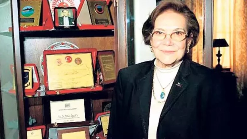 Dilhan Eryurt  1926 - 2012 NASA'DA ÇALIŞAN İLK TÜRK BİLİM KADINI “Güneşin ve yıldızların evrimi” konusunda insanlığı büyük katkılarda bulunarak, çığır açıcı çalışmalarla pek çok ilke imza atmış olan; dünya bilim tarihine adını “Güneşi zapteden kadın” olarak yazdıran ve NASA’da çalışan ilk Türk bilim kadını” unvanına sahip Dilhan Eryurt, aynı zamanda çalıştığı bölümde görev yapan tek kadın araştırmacıdır. Yıldızlarla ilgili yaptığı çalışmalarda sonucu bugün hala kullanılan "Fitting yöntemi" metodunu keşfeder. 1969 yılında yapılan ay yolculuğu bu biglgiler ışığında yapılmıştır. Bu nedenle Eryurt'ta "Apollo Başarı Ödülü" verildi.